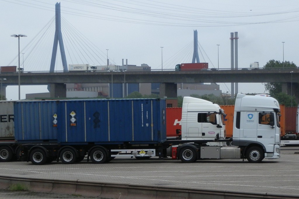 Uran-Pellets-LKW verlassen Eurogate und stationieren in Waltershof 2.5.19