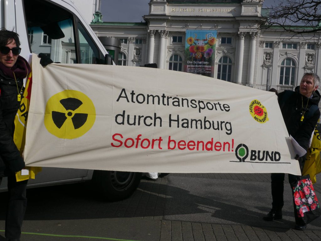 Banner vom BUND "Atomtransporte durch Hamburg sofort beenden"