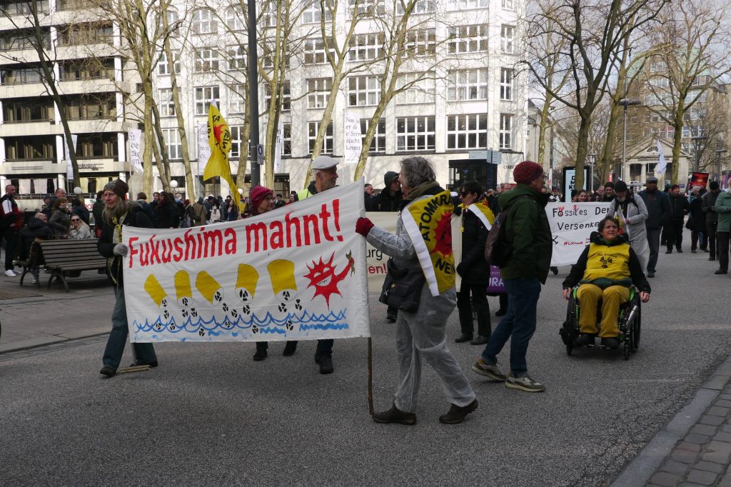 Demo mit Frontbanne Fukushima Mahnt in der Mönkebergstrasse