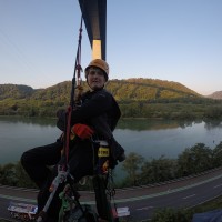 Kletterin im Seil Moseltalbrücke