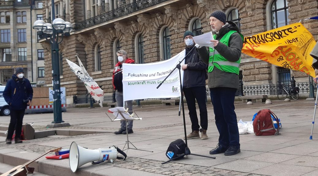 Ulrich, von der Umweltgewerkschaft bei seinem Redebeitrag auf der Fukushima Mahnwache 2021